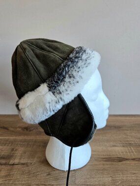 Kids sheepskin green hat with white and grey details.